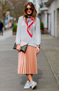 Falda larga blanca plisada street style: top corto,  Trajes De Falda,  Estilo callejero,  Atuendos Informales,  FALDA VUELO  