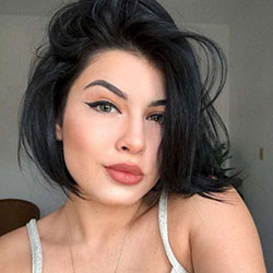 Descubre más sobre pelo negro, pelo corto: corte bob,  Ideas para teñir el cabello,  Cabello corto,  corte pixie,  El pelo en capas,  Peinado corto,  pelo negro  