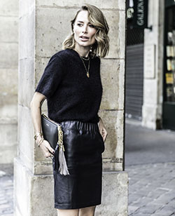Simplemente agradable y hermosa modelo de moda, Anine Bing: Falda de cuero,  Zapatos deportivos,  Ideas de atuendos universitarios,  Anine Bing  