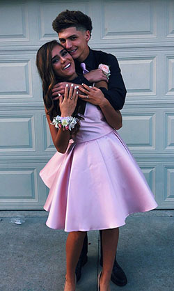 Preciosa moda para parejas rosadas de regreso a casa, vestido de cóctel.: vestidos de coctel,  Envoltura,  trajes de pareja  