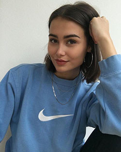 Increíble idea para probar sophie marie wenzel, color de cabello humano: Cuello redondo,  Pelo largo,  Atuendos Con Pantalones De Chándal  