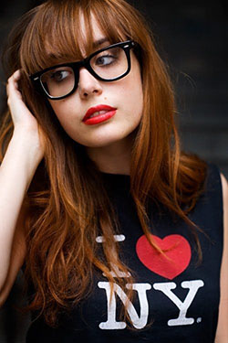 Pintalabios rojo de diseño adorable, Tonos de rojo: cabello rojo,  Gafas nerd  