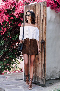 Top blanco con hombros descubiertos y falda: camisas,  Estilo callejero,  Atuendos Informales,  Sandalias de gladiador vestidos  