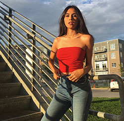 Outfits con blusa roja: top corto,  Camisa sin mangas,  Parte superior del tubo,  Vestido sin tirantes,  Atuendos Informales,  Traje de tops de tubo  