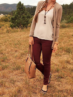 Hermosas ideas de trajes de pantalones de color vino para una entrevista de trabajo: Atuendos Informales,  Conjunto de pantalones burdeos de moda  