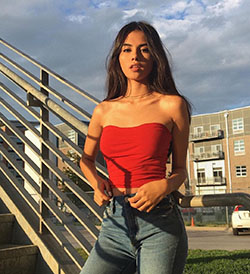 Outfits con top de tubo rojo: top corto,  Camisa sin mangas,  Parte superior del tubo,  Vestido sin tirantes,  Atuendos Informales,  Traje de tops de tubo  
