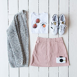 Traje de falda con botones de mezclilla: Trajes De Falda,  Proveedores de Urban Outfitters,  Atuendos Informales,  Moda con clase  