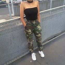 Baddie camo pants outfit, Ropa casual: Parte superior del tubo,  Pantalones capri,  Atuendos Informales,  Traje de tops de tubo,  Joggers de camuflaje  