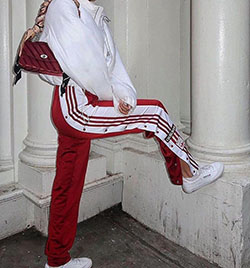 Outfits Con Pantalones Deportivos, Calças Adidas, Broche De Solapa: Alfiler de solapa,  Atuendos Informales,  Atuendos Con Pantalones De Chándal  