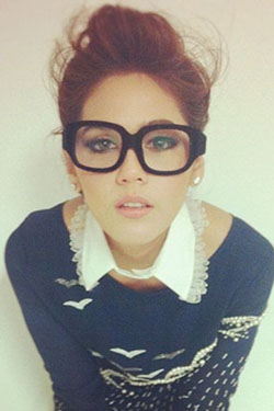 Linda chica gafas grandes, anteojos sin montura: Estilo retro,  anteojos sin montura,  Gafas nerd  