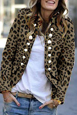 de moda con doble botonadura y estampado de leopardo | Ideas de atuendos para citas: chaqueta,  MODA,  Ideas de atuendos,  Atuendos Informales,  Primera fecha  