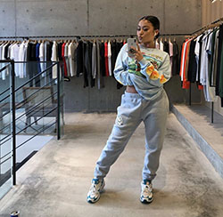 Outfits con Pantalones de chándal, Mom jeans, Jeans rotos: top corto,  cuello polo,  Atuendos Con Pantalones De Chándal  