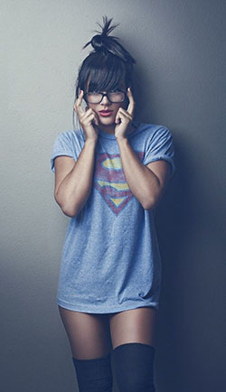 Just out of the world t shirt boudoir, Boudoir photography: Hasta la rodilla,  Fotografía boudoir,  Sesión de fotos,  Gafas nerd  