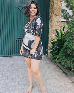 Top corto de Instagram de Ju Santos, vestido a juego con pantalones cortos, muslos de chicas calientes: top corto,  bermudas,  Insta Belleza  
