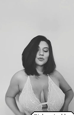 Ju Santos Instagram photoshoot ideas, girls instgram photography y Lip Makeup: fotografía monocromática,  Chicas Lindas De Instagram,  Insta Belleza  
