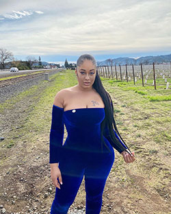 Kristiana King cabello rubio, diseño de vestuario, azul eléctrico: Azul cobalto,  Azul eléctrico,  Outfit Azul Eléctrico Y Azul Cobalto  