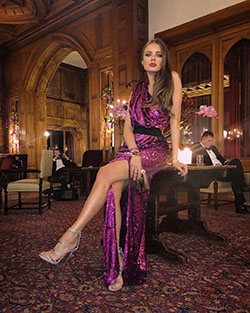 Vestido magenta y morado, foto de piernas, ideas de ropa.: Fotografía de moda,  Alta costura  