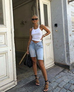 Lo mejor de los shorts de ciclismo de mezclilla elegidos por los bloggers de moda - The CLOCK | Ideas de atuendos de verano 2020: Mezclilla,  MODA,  bermudas,  Ideas de atuendos,  trajes de verano,  blogger de moda  