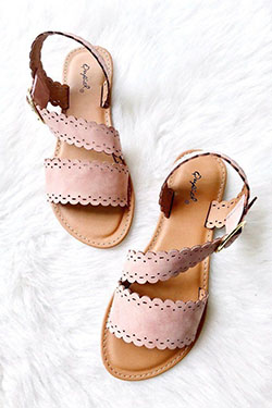Blush slide-on Sandals // sandalias casuales // sandalias de verano // detalles de ojales // ... | Ideas de atuendos de verano 2020: Ideas de atuendos,  trajes de verano,  Atuendos Informales  