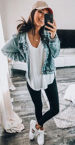 Ideas de ropa blanca con chaqueta de jean, chaqueta, blazer.: chaqueta de jean,  Estilo callejero,  vestidos de invierno con clase  