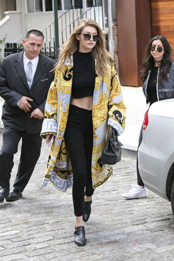 estilo a juego amarillo con abrigo, fotografía de modelo, gafas de sol, anteojos: Ideas de atuendos de kimono  