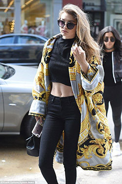 vestido de color amarillo con medias, fotografía de modelo, piernas finas: Ideas de atuendos de kimono  