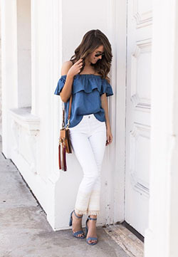 Top hombros descubiertos con jeans blancos: top corto,  Azul cobalto,  Azul eléctrico,  Estilo callejero,  Moda con clase  