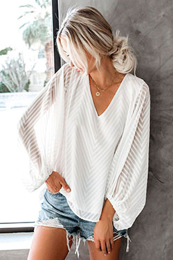Moda de lookbook blanco con suéter, blusa, camisa.: trajes de verano,  Pelo largo,  Traje de camiseta,  traje blanco  