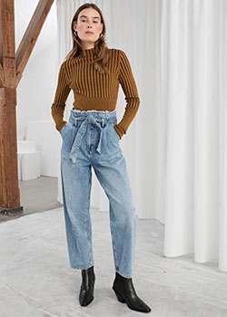 Conjunto color blanco y azul con mom jeans, pantalón, shorts: Vaqueros de mamá,  Traje de camiseta,  Traje Blanco Y Azul,  Trajes De Pantalón  
