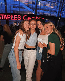 Annie LeBlanc jeans outfit ideas, divirtiéndose, outfit designs: Atuendo De Vaqueros,  Instagram de Annie LeBlanc  