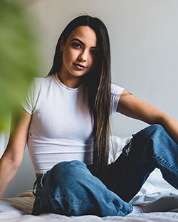 Camiseta blanca y azul, vaqueros, pelo largo en capas.: Traje Blanco Y Azul,  La estrella de TikTok Vanessa Merrell  