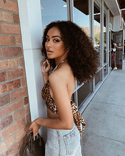 Sesión de fotos de chicas de Daniella Perkins, color de pelo negro, mujeres de pelo largo: Pelo largo,  pelo negro,  Chicas Lindas De Instagram,  Daniela Perkins Instagram  