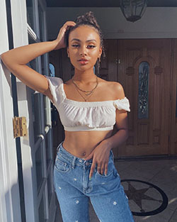 Daniella Perkins crop top, denim, jeans vestidos ideas: Mezclilla,  top corto,  Atuendo De Vaqueros,  Daniela Perkins Instagram  