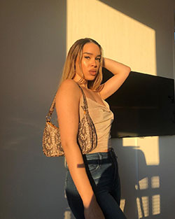 Isabelle Tounsi mujer muslos, piernas sexy, cabello rubio natural: Atuendos Informales,  Pelo largo,  Pelo rubio,  Atuendos Sexys,  vestidos calientes  