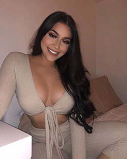 Alondra Mendoza ropa interior de color, foto de piernas, cabellos negros oscuros: Pelo castaño,  Lencería,  chicas de instagram,  Prenda interior  