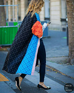 Jeans azul eléctrico y azul cobalto, fotos de chicas hermosas, ideas de ropa: Azul cobalto,  Ideas de atuendos de kimono,  Azul eléctrico,  Outfit Azul Eléctrico Y Azul Cobalto  