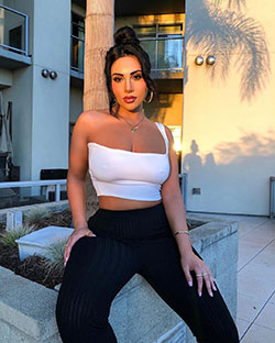 ideas de color negro con top corto, foto de piernas, modelo caliente de Instagram: top corto,  Top corto con bralette  