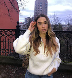 combinación de color blanco con jeans, labios naturales, ideas para el cabello largo: Atuendos Informales,  Jeans blancos,  Pelo castaño  