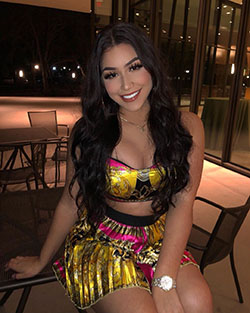Alondra Mendoza muslos calientes, piernas finas, cabello negro natural: Pelo largo,  Atuendos Sexys,  pelo negro,  vestidos calientes  