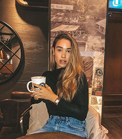 Isabelle Tounsi sesión de fotos de mujeres, fotos de chicas hermosas, Chica de pelo largo: Atuendos Informales,  Pelo largo,  Pelo castaño  