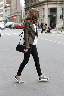 Traje de zapatillas plateadas Gucci, chaqueta de cuero, moda callejera, zapatos deportivos, ropa casual: Chaqueta de cuero,  Zapatos deportivos,  Estilo callejero,  Atuendos Informales,  Moda con clase,  Zapatos altos  