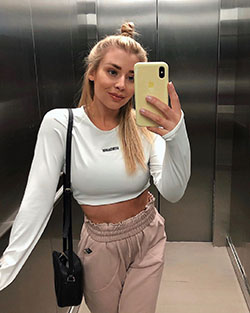 ideas de atuendos de color blanco 2020 con pantalones, top corto, camisa: top corto,  Camisa blanca,  Deportes de moda,  Pantalones blancos,  Top corto blanco  