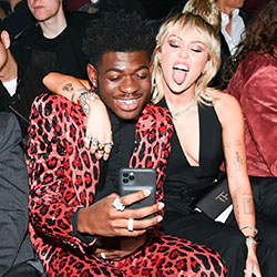 foto de miley cyrus linda chica, ideas de atuendo, photobombing: Miley Cyrus  