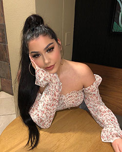 Alondra Mendoza medias a juego, fotos de muslos, piernas finas: Media  
