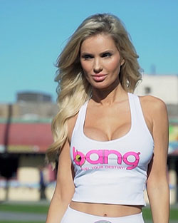 Outfits de crop top de Leanna Bartlett para mujer, en cabellos rubios, outfit ideas: top corto,  Deportes buenos,  chicas de instagram,  Prenda interior  