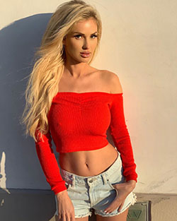 estilo naranja a juego con top corto, peinado rubio, estilo de pelo largo de mujer: top corto,  chicas de instagram,  Traje naranja y rojo  