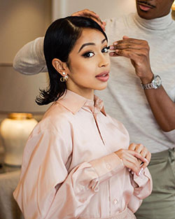 Liza Koshy vestido de color de ropa formal, cabello negro natural, labios naturales: Liza Koshy,  Ropa formal  