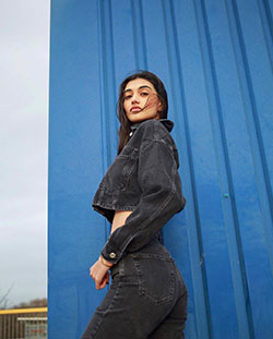 Jeans azul y azul eléctrico, denim, las mejores ideas para sesión de fotos.: Azul eléctrico,  chicas de instagram,  Traje azul eléctrico y azul  