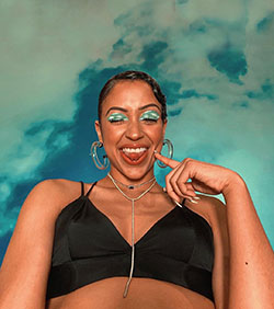 Liza Koshy bikini pics traje de baño estilo a juego, divirtiéndose: trajes de baño,  Bronceado,  Liza Koshy,  Alberca  