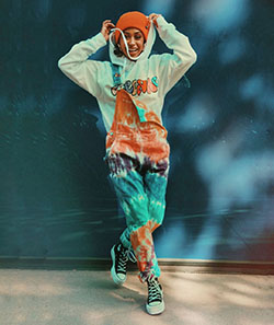 Liza Koshy divirtiéndose, zapatos, prendas de vestir exteriores: Estilo callejero,  Fotografía de moda,  Liza Koshy,  Las artes escénicas  